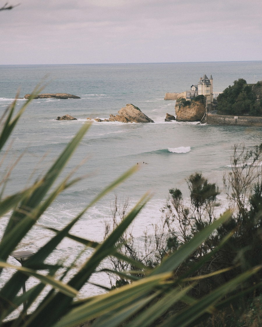 Rocher et vagues sur la côte atlantique