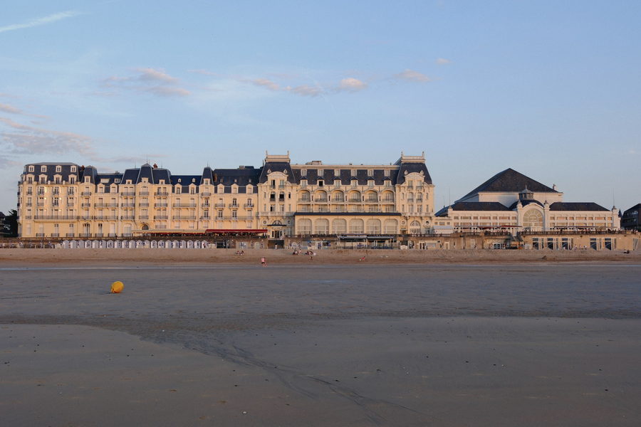 Grand hôtel face à la plage