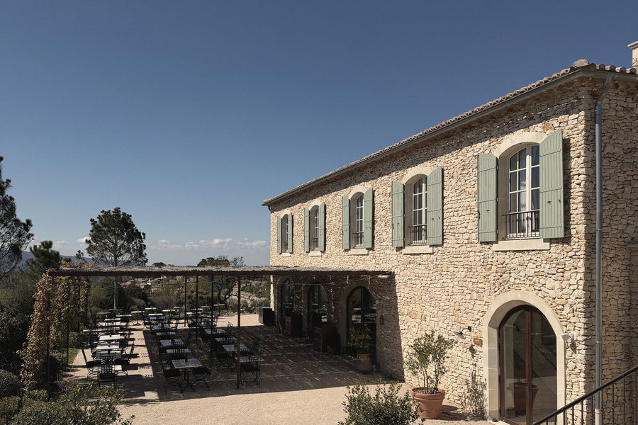 Bastide en pierre et sa terrasse