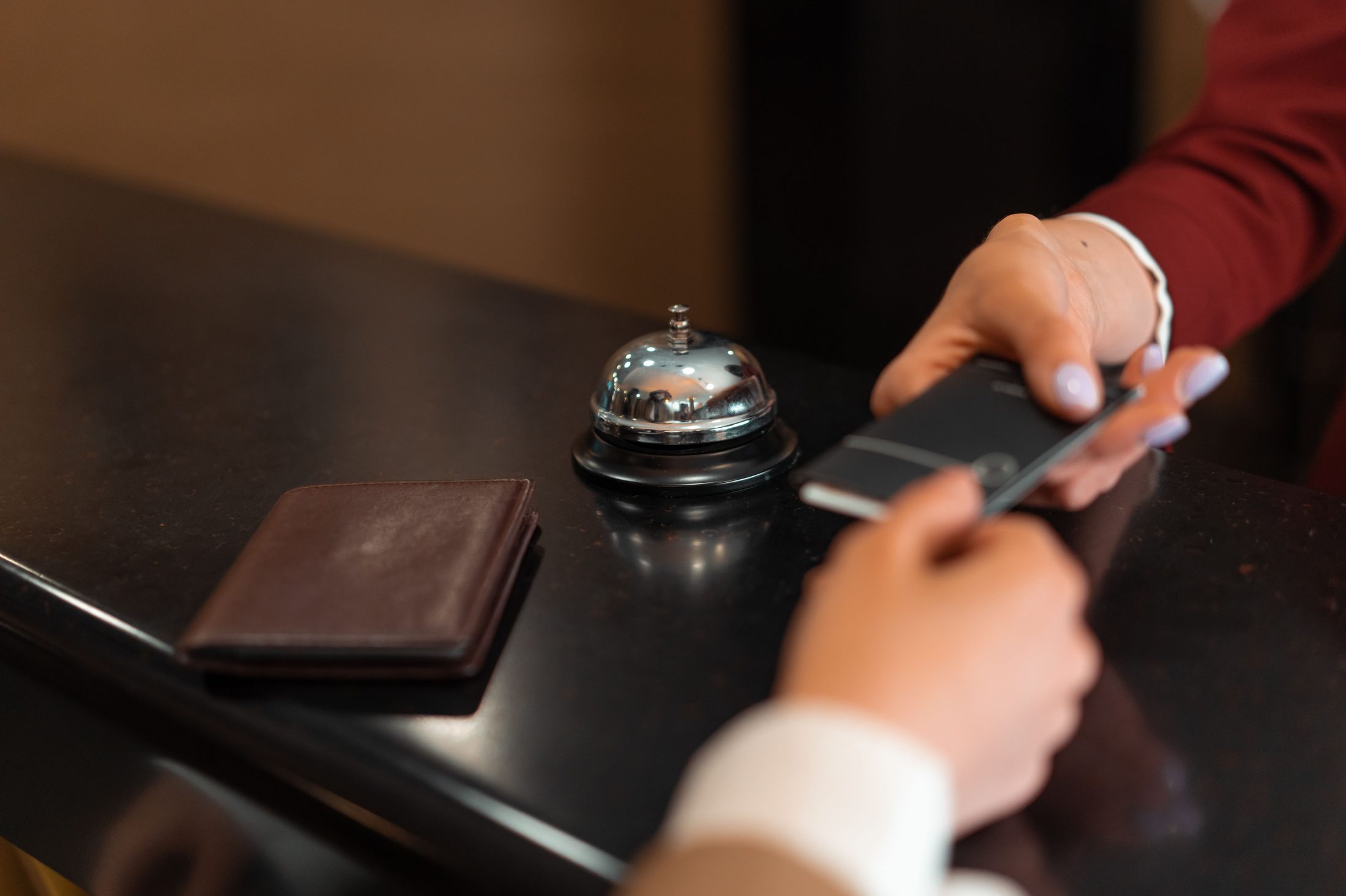 Sonnette de réception, portefeuille et téléphone échangés à l'accueil