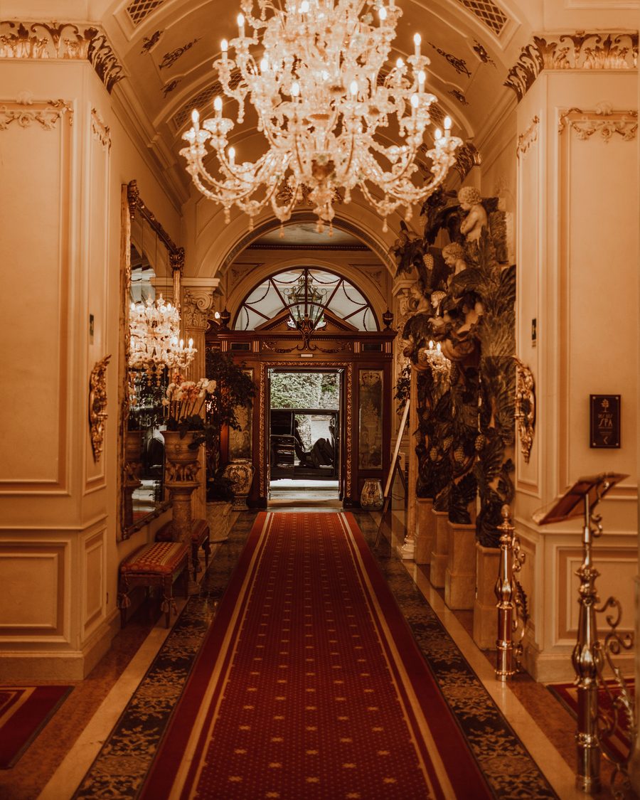 Galerie d'un établissement, lustre en cristal et tapis rouge