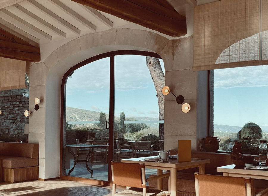 Salle de restaurant ouverte sur la montagne