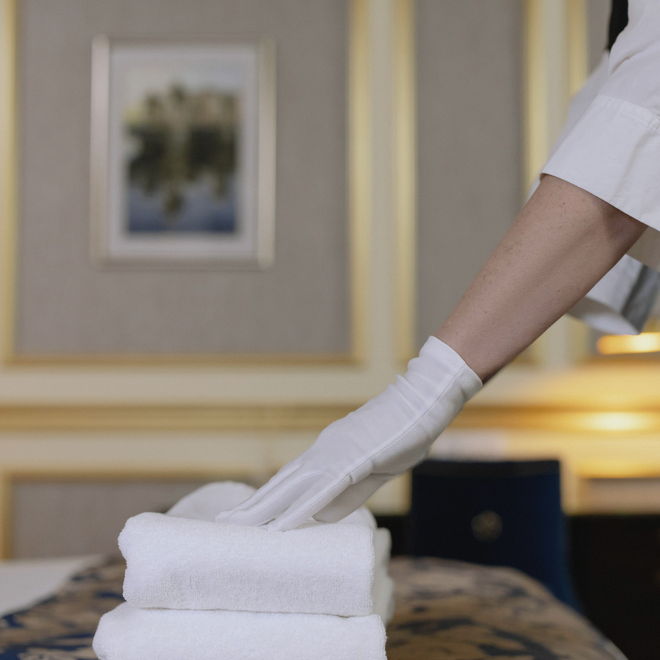Mains gantées disposant des serviettes
